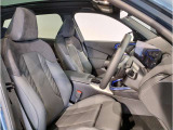 【コックピットシート】BMW車の主役席。車体中央にくる様に配置し車両重心とが一致する事でドライバーと車との一体感あるドライビングを実現。人間工学に基づき形成した形状が長時間のドライブ疲労も軽減します!