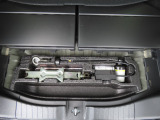 【車載工具】パンクなどのもしもの時に役立つ車載工具があります。ジャッキなどが装備されています。