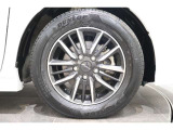 純正のアルミホイールが足元を飾ります!タイヤサイズは185/65R15です。