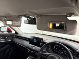 【あると便利な装備】運転席・助手席サンバイザー内側ライト付きミラー+マップランプが装備されています