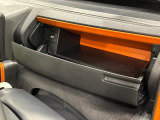 小物が収納できる運転席側インパネアンダーボックス。 ボックス内にはUSBソケットが一口。