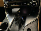 停車時のブレーキホールド機能に対応した電動パーキングブレーキ。渋滞や信号待ちで便利なブレーキホールド機能も装備されています