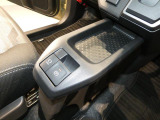 【電動パーキング】指先一つで操作できるブレーキを備えています。信号待ちで足の疲れを和らげる機能もあり長距離運転を優しくサポートします。