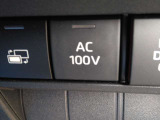 車内で家庭用の電化製品がそのまま使える「AC100V電源(アクセサリーコンセント)」を搭載しています!キャンプや車中泊でのホットプレートやドライヤーの使用はもちろん、レジャー先でのスマホ・PCの充電に便利