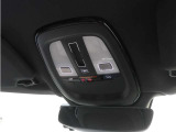 ルーフにあるボタンは、車両が始動しない場合、パンクした場合、または事故に遭った場合などの緊急時に支援の要請に使用できるため、安心感を高めることができます。