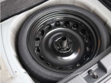 (スペアタイヤ)トランク下のスペースには、スペアタイヤが車載されております。