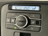 【オートエアコン】AUTOボタンを押してお好みの温度を設定!快適な室温でドライブをお楽しみいただけます♪