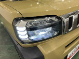白く明るい光で夜間走行をサポートするLEDヘッドランプを搭載