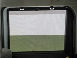 ◆スクリーンサンシェード◆リアドアに装備されています。日差しを和らげ、プライバシーの保護にも役立ちます。後部座席にお子様を乗車させるときも、ゆっくりお昼寝できます♪