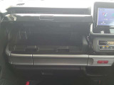 【インパネアッパーボックス 】運転席・助手席からアクセスしやすく、ティッシュボックス、メガネケース、ポーチなどの小物を収納するのに適しています。