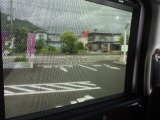 後席にはロールサンシエイドも付いてます