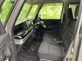 運転席周りも広々としており、運転しやすい設計となっています。視界も良好で、安全な運転をサポートします。