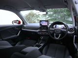 内装はシンプルに使い勝手を考え作られています。お車を運転する感覚をダイレクトに体感して頂けます。室内も広くロングドライブにも快適にお過ごしいただけます。