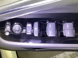 電動格納式リモコンドアミラーと、パワーウィンドウスイッチ等は運転席ドアにあります。