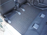 【多彩なシートアレンジ】リアシートを片側倒すと長物も運べます。お近くのホンダカーズ総社までお越しください。