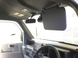 運転席にはサンバイザーが付いています。