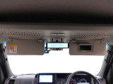 お化粧直しに便利な運転席バニティミラー♪