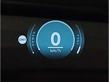 【ヘッドアップディスプレイ】現在の車速表示や目的地へのルート案内やメディア関連のリストを表示する事が可能です。視線移動を減らす事によりドライブに集中して頂けます。