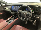 FSPORT専用本革スポーツシート。快適で操作性の良い運転の基本は、シートポジションです。