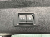 電動式バックドアです。 荷物を持ったままでもボタン一つで自動的に開け閉めできるので便利ですよ。 挟み込み防止機能も付いていますのでお子様の手や荷物を挟み込むのを防いでくれますよ。