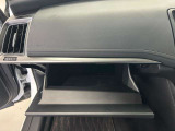ちょっとしたところは収納ボックスにもなっています。車内はサイズも決まっているので、収納が少ないと思っているアナタ!ご安心ください。さまざまなところに収納が隠れているんです♪