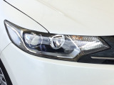 明るく白い光のLEDヘッドライトにより、夜間でも遠くまで見通しやすく、安全性が高まります。