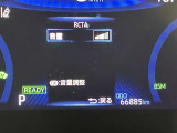 リヤクロストラフィックアラートです。後退時に運転者を支援します。リヤバンパー内蔵のセンサーにより運転者の目視だけでは感知しづらい領域の確認を補助する機能です。