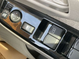 挟み込み防止機構付きパワーウインドウ、空気の入れ替えや料金所などで便利なワンタッチオート付き。