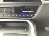 暑い夏の時期にとっても快適なシートベンチレーションを装備!シート内部に取り付けられたファンでシートの表面を換気して、涼しくしてくれます。エンジン稼働中にQi規格に対応したスマートフォンなどを置くだけで、