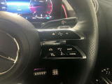 運転中、ステアリングを握ったまま多彩な機能を安全に操作する事ができます。