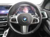 BMWのステアリングのリムは、一般的なものより少し太めにデザインされています。 これはタイヤやステアリングシャフトなどを介して伝わる路面からの入力を、しっかりと把握するためです。