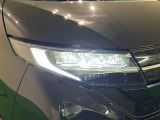 対象物が見やすく白く明るい光で夜間走行をサポートする,ハンドル操作や「R」シフトに連動するサイドビューランプ付きフルLEDヘッドランプ(クリアランスランプ・オートレベリング機能付)を搭載