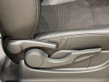 運転する人それぞれの体格に合わせてドライビングポジションをきめ細かく調整できる、運転席シ-トリフタ-が付いています(^^♪