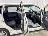 もちろん展示車は、ルームクリーニング済みのピカピカの状態です。お客様のご来店をスタッフ一同心よりお待ちしております。