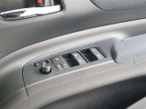 パワーウィンドウのスイッチです。車種によっては鍵のロック・アンロックに連動してミラーが開閉する「オートリトラクタブルミラー」も装備!