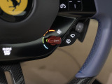 ステアリングに備えられたマネッティーノスイッチで走行モードの切り替えが可能でございます。