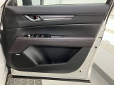 パワーウィンドウのスイッチですよ。運転席に居ながら窓を開け閉めのコントロールできます。