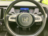操作系のスイッチ類が集中配置され、運転中の細かな操作もスムーズに行えます。安全で快適なドライビングをサポート。