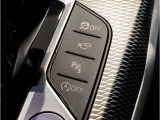 運転中にもオーディオの音量やFMの切り替えなどステアリングでの操作で切り替え可能なため、ステアリングから手を放す必要がない為、運転中でも操作が簡単でございます。