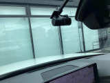 フロント側ドライブレコーダー。運転中の映像・音声などを記録して、交通事故やトラブルが起きた時の正確な状況把握に役立つドライブレコーダーが装着されています。