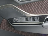 《パワーウインドウスイッチ》車の基本装備のひとつのパワーウインドウです。オート機能もあって、押し方の強弱で調整も出来ます。