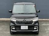 LEDヘッドライトは、本当に明るくて安全です。暗い夜道からお客様を守ってくれます。運転しやすいですし、自慢にもなるかも?黄色いハロゲンライトと見比べてください。