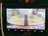 ディスプレイに後方の視界を表示し、車庫入れをサポート「距離目安線」「車幅延長線」およびステアリング操作に連動する「予想進路線」を画面に表示します。※必ず車両周辺の安全を直接確認してください。