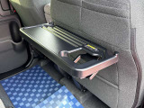 運転席のシートバックに折り畳み式のテーブル!ドライブの合間のスナックタイムにご利用下さい^^