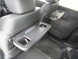 ◆シートバックテーブル◆フロントシートの背面に後席用のテーブルがついています。小物が置けて!カップホルダーもあります、ドライブ中や休憩時にも便利なテーブルです。