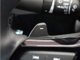 ◆減速セレクター◆ステアリングホイールの左右に取り付けられた2つのパドルスイッチで減速の強さを調整。 左側の「-」を操作すると減速を強く、右側の「+」を操作すると減速を弱くすることができます。
