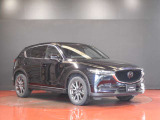 力強さと気品を高次元で融合させたCX-5のフロントマスク。シャープなヘッドランプと躍動感あふれるグリルデザインが、洗練された表情を創出します。走る歓びと上質な走りを予感させる力強い佇まいです。