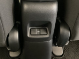 アームレストの後ろ側には、リア席用の充電可能なUSB端子が2個ついています。移動中に充電もできるので便利です。