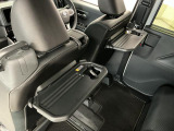 【格納式シートバックテーブル】車内でのお食事などで活躍♪カップホルダーも備えています。