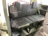 コンパクトに折りたためる右側のドア。荷物の出し入れも楽々で、アクティブなライフスタイルをサポートします。